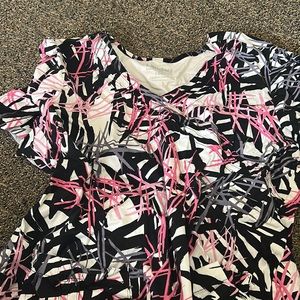 Scrub top large never been worn. Don’t like the way it feels.